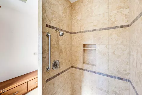Bath - 421 Stone Pointe Dr, Central Point, OR 97502 photo 2 of 6