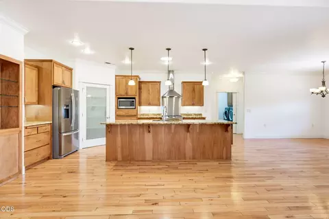 Kitchen - 421 Stone Pointe Dr, Central Point, OR 97502 photo 2 of 7
