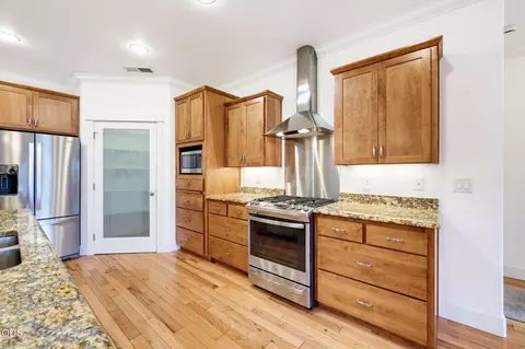 Kitchen - 421 Stone Pointe Dr, Central Point, OR 97502 photo 7 of 7