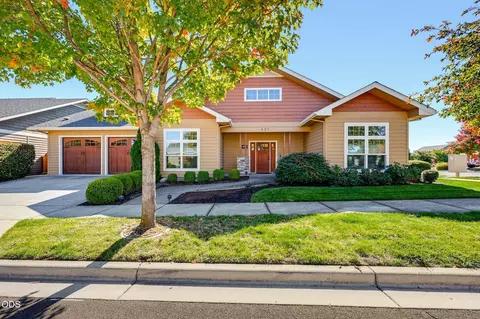 Exterior - 421 Stone Pointe Dr, Central Point, OR 97502 photo 11 of 13