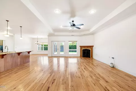 Living - 421 Stone Pointe Dr, Central Point, OR 97502 photo 5 of 7