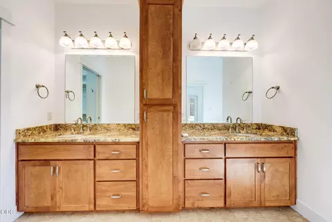 Bath - 421 Stone Pointe Dr, Central Point, OR 97502 photo 3 of 6
