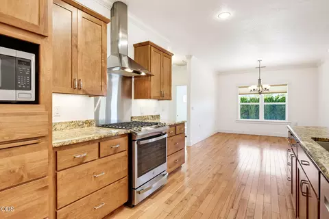 Kitchen - 421 Stone Pointe Dr, Central Point, OR 97502 photo 3 of 7