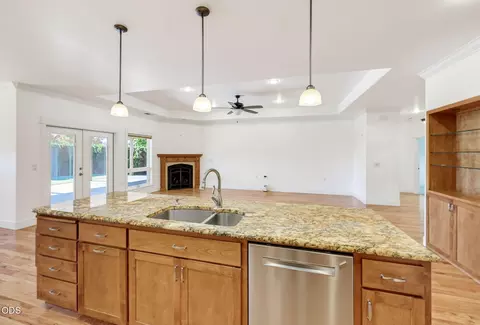 Kitchen - 421 Stone Pointe Dr, Central Point, OR 97502 photo 5 of 7