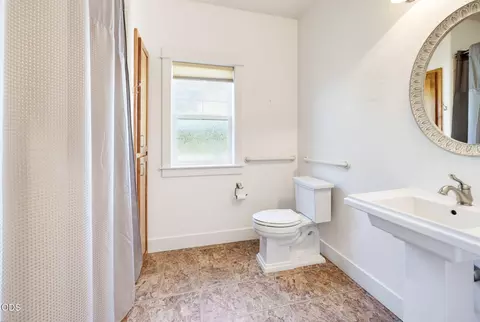 Bath - 421 Stone Pointe Dr, Central Point, OR 97502 photo 4 of 6