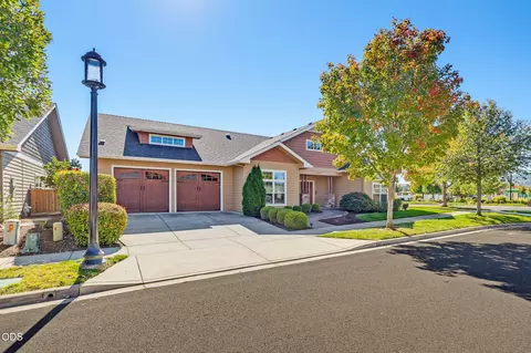 Exterior - 421 Stone Pointe Dr, Central Point, OR 97502 photo 10 of 13