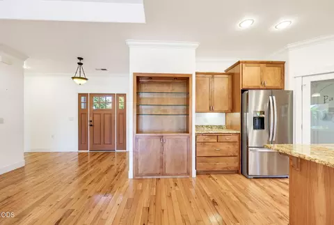 Entry Way - 421 Stone Pointe Dr, Central Point, OR 97502 photo 1 of 2