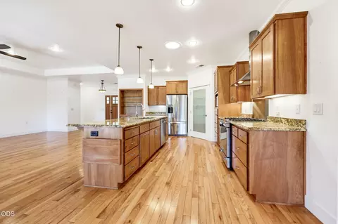 Kitchen - 421 Stone Pointe Dr, Central Point, OR 97502 photo 6 of 7