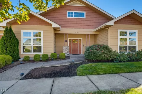 Exterior - 421 Stone Pointe Dr, Central Point, OR 97502 photo 2 of 13