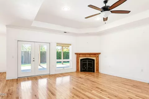Living - 421 Stone Pointe Dr, Central Point, OR 97502 photo 2 of 7