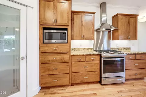 Kitchen - 421 Stone Pointe Dr, Central Point, OR 97502 photo 4 of 7