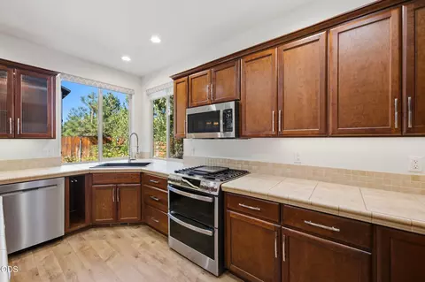 Kitchen - 61729 Daly Estates Dr, Bend, OR 97702 photo 5 of 7