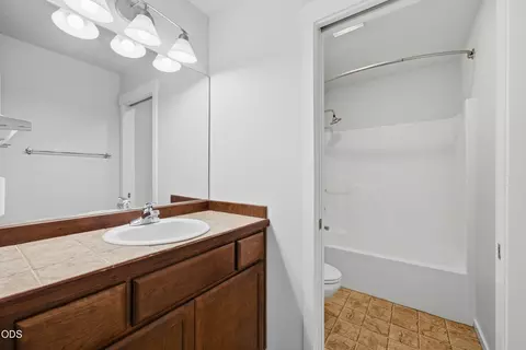 Bath - 61729 Daly Estates Dr, Bend, OR 97702 photo 2 of 5
