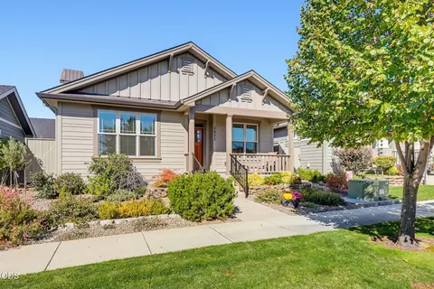 3851 Sunleaf Ave, Medford, OR 97504
