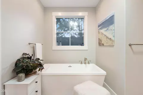 Bath - 2971 NW Celilo Ln, Bend, OR 97703 photo 3 of 10