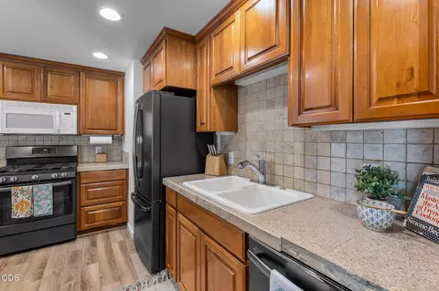 Kitchen - 1705 NE Shepard Rd, Bend, OR 97701 photo 2 of 3