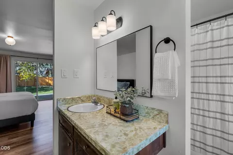 Bath - 1705 NE Shepard Rd, Bend, OR 97701 photo 3 of 4