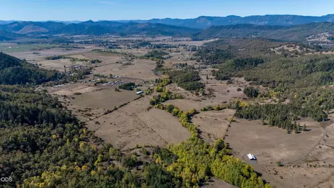 5961 Lookingglass Rd, Roseburg, OR 97471