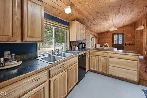 Kitchen - 67439 Highway 20, Bend, OR 97703 photo 4 of 7