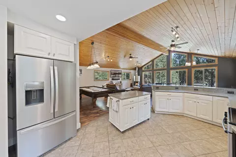 Kitchen - 14590 Mountain View Loop, Sisters, OR 97759 photo 3 of 6