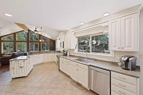 Kitchen - 14590 Mountain View Loop, Sisters, OR 97759 photo 1 of 6