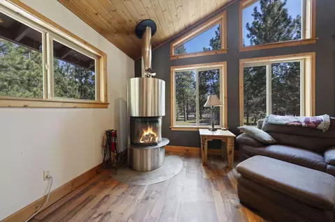 Living - 14590 Mountain View Loop, Sisters, OR 97759 photo 4 of 6