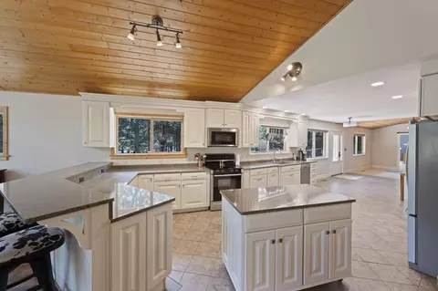 Kitchen - 14590 Mountain View Loop, Sisters, OR 97759 photo 2 of 6