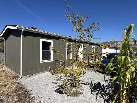 460 Arnos St #40, Talent, OR 97540
