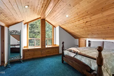 Bedroom - 17171 Spring River Rd, Bend, OR 97707 photo 3 of 5