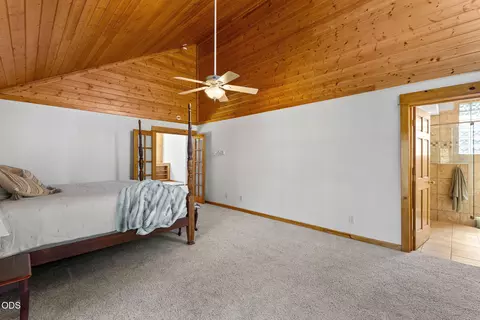 Bedroom - 17171 Spring River Rd, Bend, OR 97707 photo 2 of 5