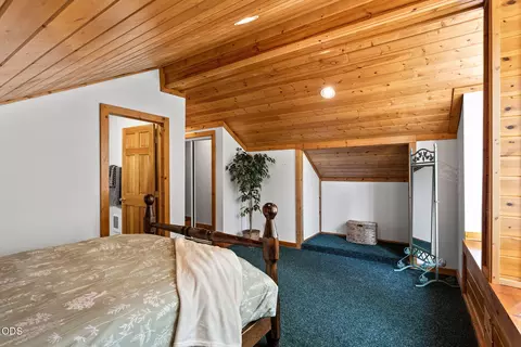 Bedroom - 17171 Spring River Rd, Bend, OR 97707 photo 4 of 5