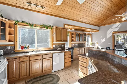 Kitchen - 17171 Spring River Rd, Bend, OR 97707 photo 4 of 6
