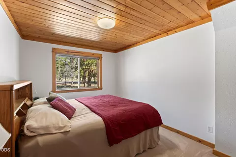 Bedroom - 17171 Spring River Rd, Bend, OR 97707 photo 5 of 5