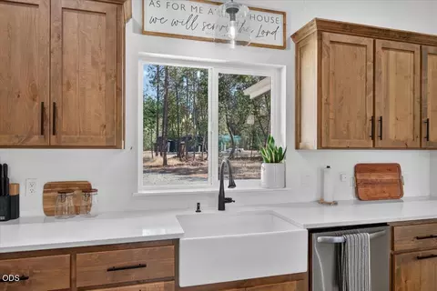Kitchen - 1077 Ellison Loop, Merlin, OR 97532 photo 2 of 3