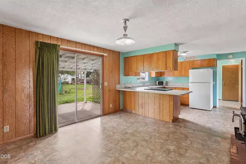 Kitchen - 2567 Marcola Rd, Springfield, OR 97477 photo 6 of 6