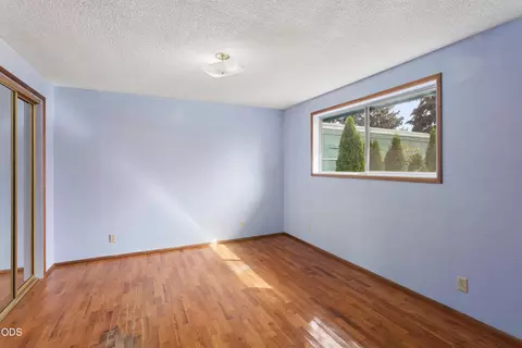 Bedroom - 2567 Marcola Rd, Springfield, OR 97477 photo 2 of 6