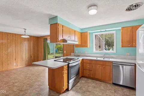 Kitchen - 2567 Marcola Rd, Springfield, OR 97477 photo 1 of 6