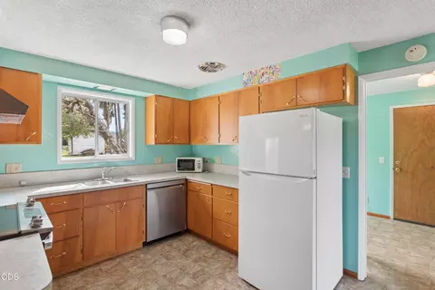 Kitchen - 2567 Marcola Rd, Springfield, OR 97477 photo 4 of 6