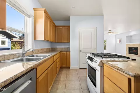 Kitchen - 61419 Sunbrook Dr, Bend, OR 97702 photo 3 of 4