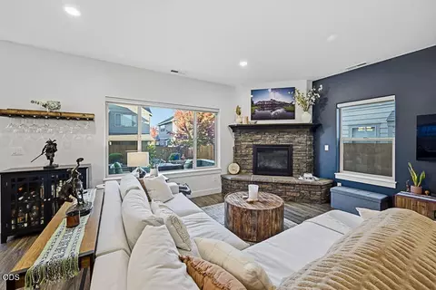 Living - 3108 NE Marea Dr, Bend, OR 97701 photo 2 of 3