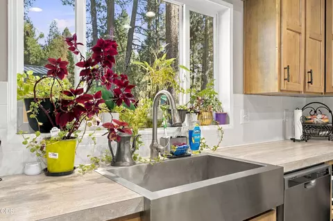 Kitchen - 56252 Comet Dr, Bend, OR 97707 photo 5 of 6