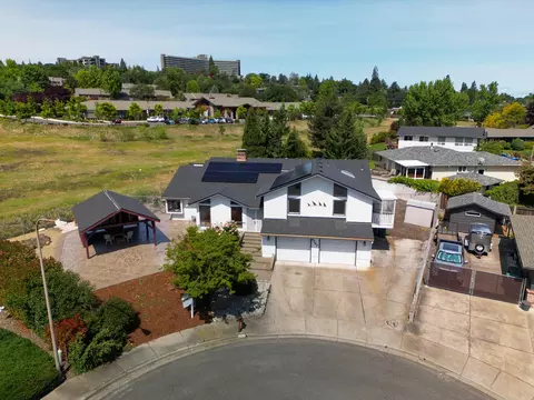 2747 Jessica Cir, Medford, OR 97504