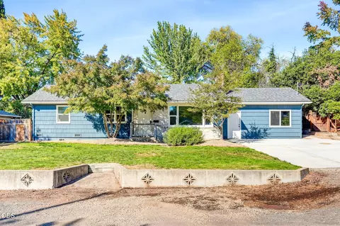 1617 Stratford Ave, Medford, OR 97504