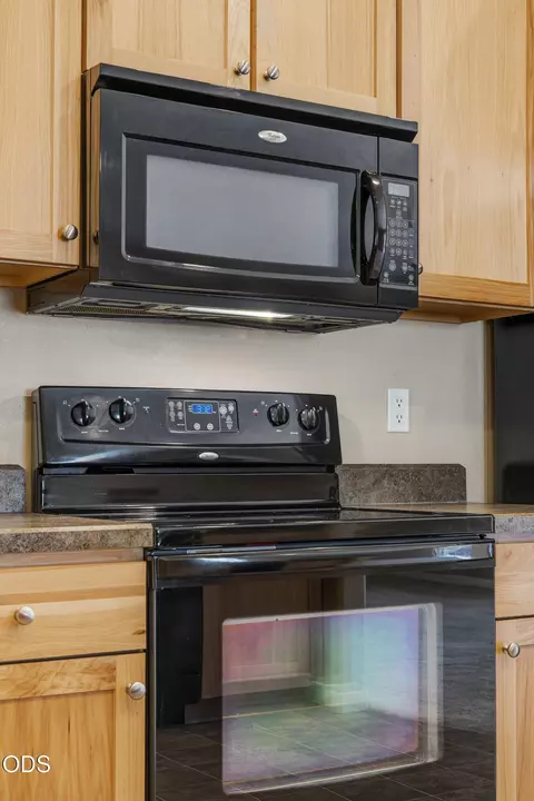 Kitchen - 56085 Marsh Hawk Rd, Bend, OR 97707 photo 2 of 4