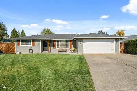 1011 Hermosa Dr, Central Point, OR 97502