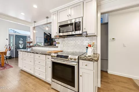 Kitchen - 995 Upper Applegate Rd, Jacksonville, OR 97530 photo 2 of 3