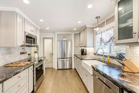 Kitchen - 995 Upper Applegate Rd, Jacksonville, OR 97530 photo 3 of 3