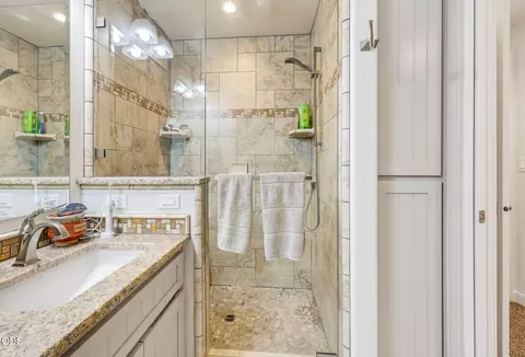 Bath - 995 Upper Applegate Rd, Jacksonville, OR 97530 photo 4 of 5