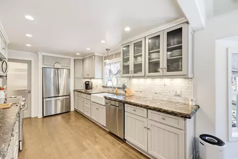 Kitchen - 995 Upper Applegate Rd, Jacksonville, OR 97530 photo 1 of 3