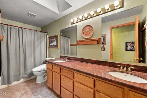 Bath - 64417 Mcgrath Rd, Bend, OR 97701 photo 4 of 5